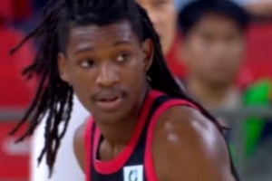 要拿三雙？深圳外援史密斯半場(chǎng)4記三分拿下18分5板5助1斷