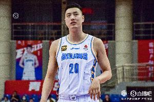 中流砥柱！翟曉川9投8中&三分5中4 砍下21分7板&正負(fù)值+25