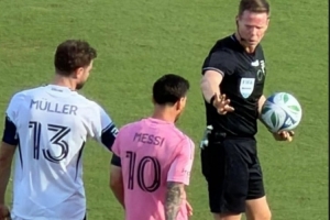 薩利現(xiàn)場觀看美職聯(lián)總決賽，社媒曬梅西穆勒同框照+梅西捧杯視頻