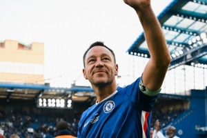 功勛后衛(wèi)！切爾西官方祝特里45歲生日快樂：隊(duì)長，領(lǐng)袖，傳奇