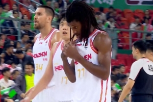 得分機(jī)器！史密斯半場(chǎng)11中7&三分7中4砍下19分7板3助