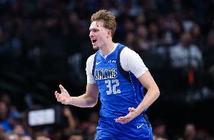 濃眉：弗拉格已經(jīng)成為對(duì)手重點(diǎn)防守對(duì)象 他愿意承擔(dān)責(zé)任&更進(jìn)一步