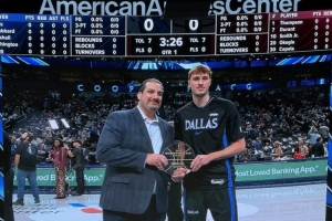 主場(chǎng)迎戰(zhàn)火箭！弗拉格賽前領(lǐng)取本賽季首個(gè)月最佳新秀獎(jiǎng)