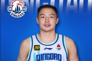 記者：青島傷兵滿營 胡小龍紀(jì)卓崴腳&王奕博肩傷復(fù)發(fā)&段昂君發(fā)燒