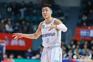 咋不出手呢？高詩巖半場出戰(zhàn)11分鐘 罰球2中2拿到2分2板3助2斷