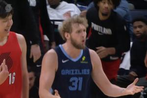 ??笑死！灰熊出界 楊瀚森邊笑邊搖手指 示意蘭代爾“你挑戰(zhàn)啊”