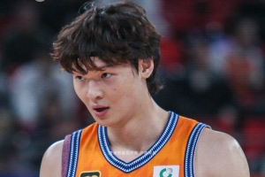 王哲林：主動(dòng)適應(yīng)外援的球路 慢慢尋找和他們配合的感覺(jué)