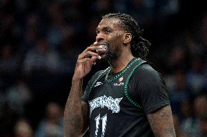 手感冰冷！里德12投2中&三分10中2 得到6分9板1斷