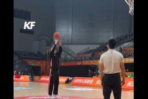 ??老一輩基本功恐怖如斯！55歲山東籃球名宿紀(jì)敏尚連中62記罰球