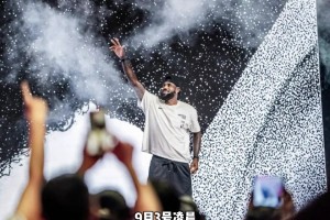 臥槽，這是真超級(jí)“厚衛(wèi)”！200多斤還能假動(dòng)作滯空后仰跳投??