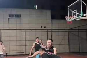 如果你有這手翻身跳投，能否稱(chēng)霸你們學(xué)校的球場(chǎng)？