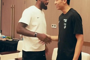 崔永熙在詹姆斯中國(guó)行現(xiàn)場(chǎng)請(qǐng)求老詹再打5年！老詹婉拒：No??