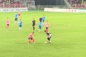 逗比哈！郭艾倫參加名人足球賽 直接拿起足球運(yùn)到禁區(qū)被二哥撂倒