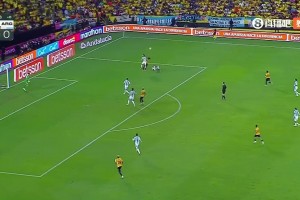 阿根廷0-1落后！塔利亞菲科半場補(bǔ)時(shí)階段送點(diǎn)，瓦倫西亞點(diǎn)射破門