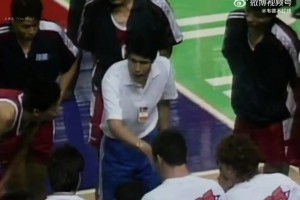 94年中國男籃挑戰(zhàn)西班牙，教練蔣興權(quán)：贏了算你們的，輸了算我的！