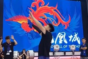 蘇超不止足球！鹽城魔鬼主場(chǎng)“花木蘭啦啦隊(duì)”爆火網(wǎng)絡(luò)??