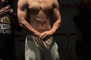 這個(gè)確實(shí)牛X??！曹巖練得這身肌肉真是極為炸裂！??