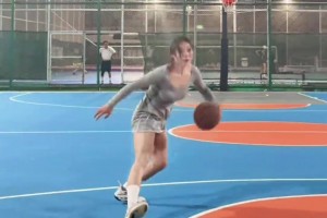 胯下運(yùn)球轉(zhuǎn)身拜佛上籃！有一說(shuō)一男生穿裙子也做不到她這樣吧??