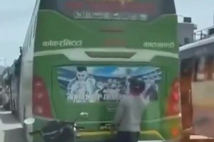 梅西鐵粉！球迷在堵車時擦拭前車的梅西海報??