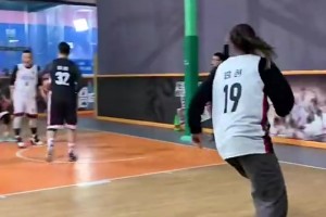 場(chǎng)邊加油聲不斷！??小姐姐用自己高超球技征服全場(chǎng)男生！