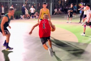 野球場(chǎng)73歲“羅斯”大爺突破被絆倒 小伙子們也是真上防守??！