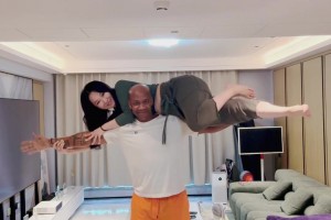 馬布里和中國(guó)老婆玩睡美人挑戰(zhàn)：這個(gè)我也行！80歲也照樣舉起你
