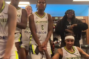 佩奇帶領(lǐng)全隊跳賽季“最后一舞” 李月汝在后排搞笑劃水