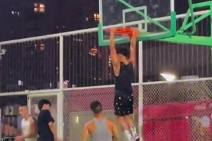 好家伙，在野球場有人這樣暴扣，你一定會震驚吧??