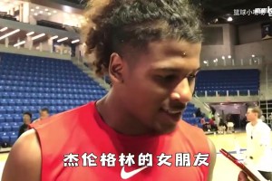 申花球迷賽后集體狂噓薛慶浩，小伙的眼神里充滿了傷心??