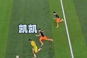 新紋身？當你沒有東西讓梅西簽名，于是把手臂伸了出來！