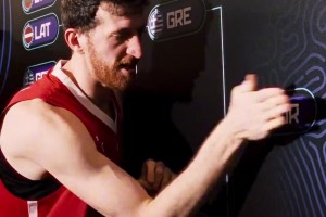 椰子孩子都出生多久了，現(xiàn)在才跟周楷恒拍婚紗照啊