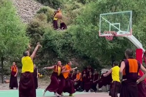海拔3000多米以上的僧人組隊打籃球 這妥妥的功夫籃球啊~