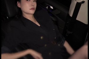 太誘惑了！許諾穿著黑絲躺在車里：我可以成為你的最佳男主角嗎？