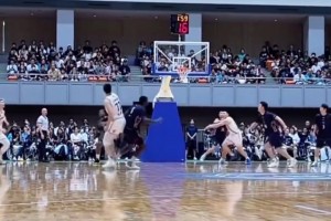 出手速度有點(diǎn)慢？張鎮(zhèn)麟熱身賽三分被外援大帽 對(duì)方輕松反擊得分