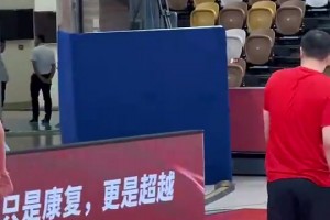 能學(xué)到多少？王治郅訓(xùn)練中上場(chǎng)指導(dǎo)周琦的腳步