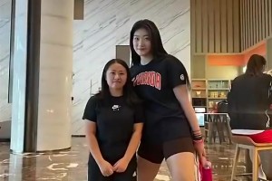 李夢有多魁梧？此前她和粉絲合影，身材簡直是對方兩倍！??