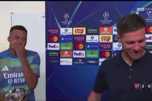 阿隆索對記者說姆巴佩是皇馬的領(lǐng)導(dǎo)者，姆巴佩聽到后害羞的笑了