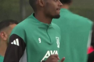 今天會上場嗎？伊薩克在對陣馬競比賽前與球隊一起訓(xùn)練