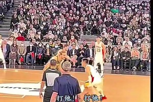 現(xiàn)在中國男籃隊里的后衛(wèi)，有哪個能打這種球嗎？