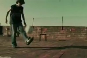 球王成長時！梅西20年前的廣告！當(dāng)時你注意到這個小伙子了嗎？