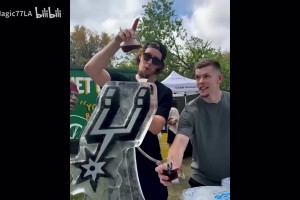 B席賽后：德布勞內來我們更衣室了，我們真的很開心見到他！