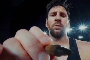 梅西兩射一傳率隊(duì)取勝！近距離感受梅西在相機(jī)上簽名