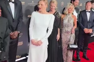 ??真貴族的氣質！摩納哥夏琳王妃出席金球獎典禮，太優(yōu)雅了！