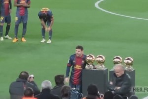 梅西憑借第四個(gè)金球獎(jiǎng)創(chuàng)造了歷史，他們幾乎強(qiáng)迫梅西合影??