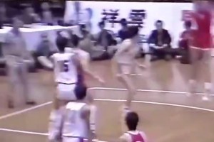 這身體素質！馬健當年在國家隊首秀，登場不久就貢獻雙手暴扣！