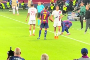 老油條??！弗里克撿球給巴爾德，被阿什拉夫路過將球打落