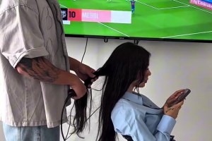 男友給女友燙發(fā)時看到梅西進球后不淡定了，直接燙掉一戳頭發(fā)??