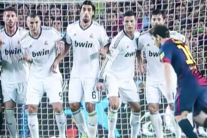 昔日國家德比，面對皇馬豪華人墻，梅西打入精彩任意球