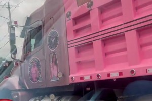 這是真愛粉??！美國(guó)高速公路出現(xiàn)“梅西”卡車！