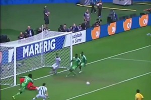 把對手都打笑了！世界杯名場面：尼日利亞門將戳了戳梅西的臉！